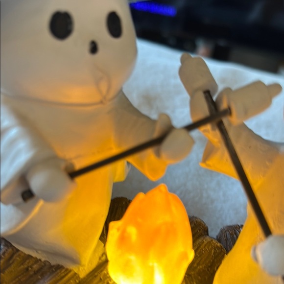 Goulish campfire ghost Halloween decor - Picture 13 of 14